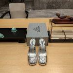 金属镜面系列 顶级包装配套最高版本 PRADA 2024普拉达春季 最新款且超级爆系列爆品。春夏新品， 顶级版本 实力来袭！Prada Glow限时店很闪亮的单