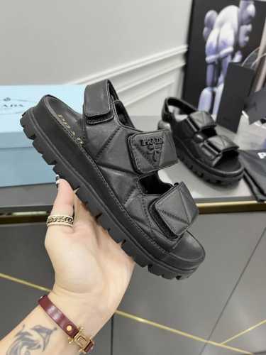 普拉达出厂价 、市场顶级版prada Ss彩色系列 闪亮登场沙滩凉鞋，经典logo标。呈现经典轮廓。不管面对任何场景 主场只属于你！ 面料 :牛皮 牛皮内里，原
