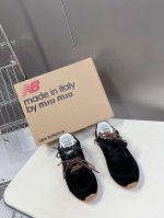 Miu Miunew Balance 联名系列情侣运动鞋、各大品牌都热衷于跨界联名、缪缪这次联名诚意满满非常有亮点鞋面高丝光拼接、做旧毛边设计、复古又叛逆、令人
