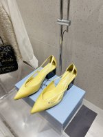 350 prada 普拉达 25Ss早春新款 绝美尖头跟鞋 时尚界久违的极简之美 经典时尚配色 毫不费力的优雅风来袭 时髦 精致 绝美 包头尖头 开边珠外穿时尚
