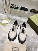 Gucci 古奇春季 男女 同款系带鞋！ 这双休闲系带鞋采用 古奇奥guccio Gucci 字母组合图案的超大版型。凸纹鞋底和撞色饰边增添现代元素，将品牌传统