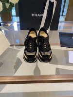 Chanel 独家新款运动鞋 这款运动鞋真的太好看了，满满的小香风格，侧面双c标点缀，气质！底增高4Cm左右，上脚也很舒服。 鞋面牛皮 皮质柔软 垫脚羊皮 原版