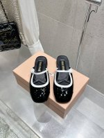 MIUMIU 2025 新款玛丽珍半拖皮鞋 原版1:1订制漆皮牛皮面料 羊皮内里意大利进口真皮大底码数：35-39 40 41订做不退换