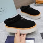 独家顶级版本 Prad*A普拉达2024Vs秋冬最新爆款凉鞋系列 圆头三角扣毛毛鞋 网红爆款，官网同步最新款，专柜最高版本顶级品质，毛茸茸的时髦感十足，舒适的圆