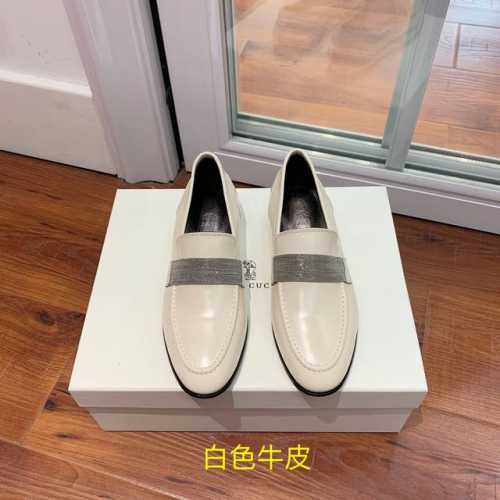 牛绒 牛皮 Brunell* Cucinell* 新款乐福鞋。鞋面采用进口牛绒和牛皮。纯手工串联珠链配饰！羊皮内里及垫脚。定制真皮大底。 码数：35-41 40