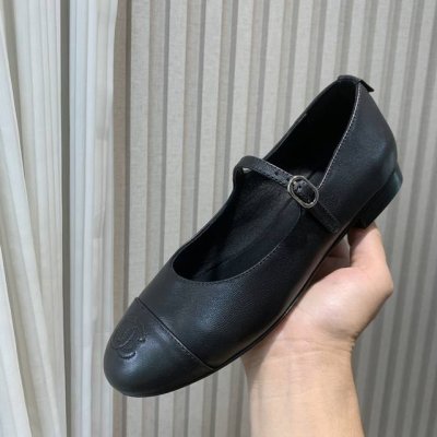 Chanel小香 25Ss 春夏鞋头电绣双C Logo点缀，芭蕾舞鞋 宛如女神脖子上的项链，上脚包裹性非常好，上脚跟显瘦，真的是超级精致！ 复古的玛丽珍太对味了