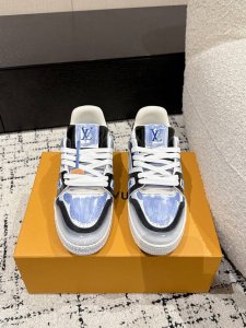 顶级版本 情侣款LV 路易威登L家 Trainer 25 冰裂纹 水洗工艺 新款 情侣款 休闲 运动鞋 滑板鞋 LV Trainer 运动鞋的灵感源自复古篮球鞋