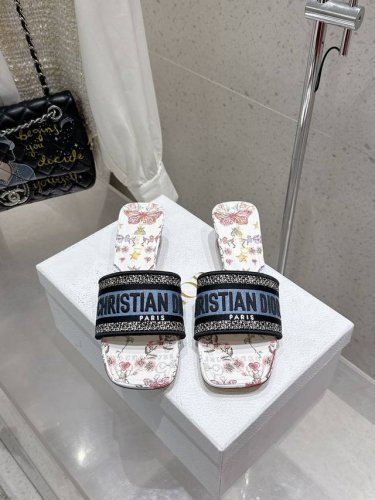 顶级版本 刺绣款 平底 中跟 水钻款 平底 中跟 Dior 2025专柜新出 迪奥刺绣字母拖鞋鞋面饰以 Miss Dior Graffiti 图案标志刺绣Mis