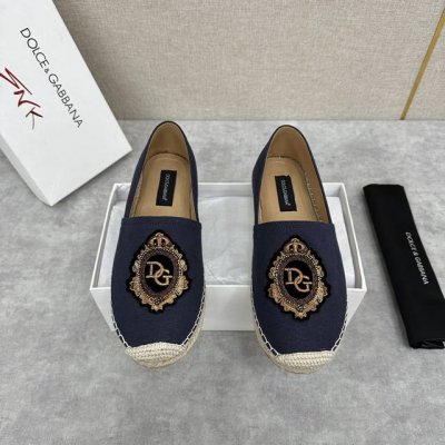 Dg家新品 徽章刺绣帆布麻底渔夫鞋 官方售价rmb Boccaccio 系列帆布麻底凉鞋，风格摩登雅致。专为注重优雅感与实穿性的男士而生，标志性 Dg 徽标纹章