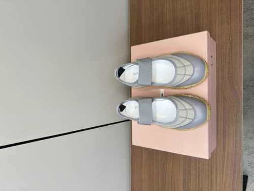 Miu Miu 25ss 春夏新款走秀 玛丽珍 德训 休闲鞋 秀场工艺来自Miu Miu系列的细节特写 新季的潮流要素与此刻挚爱的概念，多元对撞，传达现代风格~