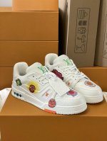 顶级版本 情侣款上线路易威登x草间弥生合作系列推出限定款LVx YK LV Trainer 运动鞋，本款款号 1ABD3E 材质于粒面牛皮革表面描绘绚烂面孔印花