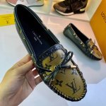 出厂价 Louis Vuitton这款arizona便鞋采用monogram Eclipse帆布，其手工漆绘染边及手工缝制鞋面充分展现了路易威登的传统制鞋工艺。