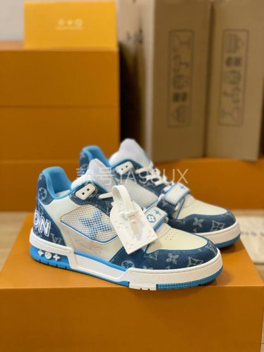 顶级版本 情侣款上线LVTRAINER 运动鞋款号1A98UXVirgilAbloh 向复古篮球鞋汲取灵感，为路易威登呈献LVTrainer运动鞋，成就鞋履系列
