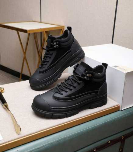 全真羊毛内里 假一赔十 请注意 原单品质 比较毛料的厚度爆款ugg 来自澳洲温暖奢侈品牌男鞋，官网同步、贝克汉姆男款..，采用进口头层打蜡牛皮制作，鞋头打蜡 澳