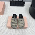 出厂: 独家顶级版本 MIUMIU缪缪2025vs春夏最新走秀爆款单鞋系列 圆头平底单鞋 MIUMIU秋冬T台走秀网红同款＂造梦不夜城＂，miumiu能在重要场