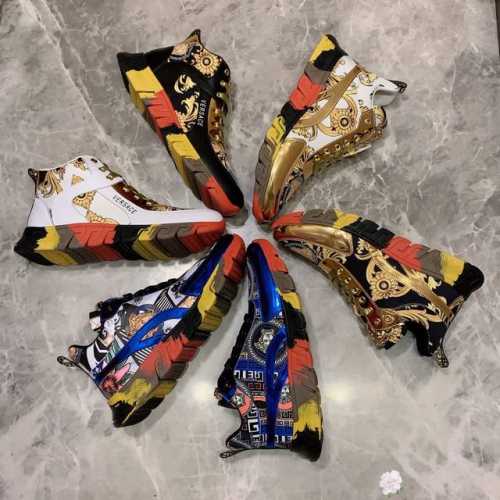 新款: 厂价: 范思哲versace* 最新爆款休闲鞋，顶端品牌奢侈～代购，顶级～质量 鞋面選用进口透气漆皮搭配布面料材质透气羊皮垫脚 精细做工 原版个性时尚柔