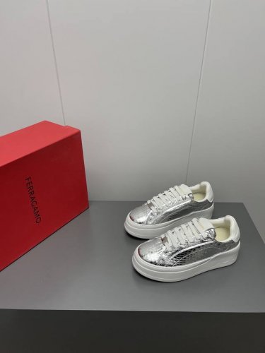 出厂菲拉格慕ferragamo 25新款厚底休闲鞋低帮设计结合厚底结构，搭配标志性细节，彰显盎然新意该鞋款采用白色轻质皮革匠造而成，缀饰加衬皮革织带细节，系带上