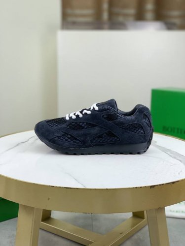 工厂价 实价 Bottega Veneta全新orbit 运动鞋情侣款 该鞋款灵感取材自90 年代运动鞋的鞋型轮廓，其特色在于网状纹理的应用以及交叉覆盖的异材质