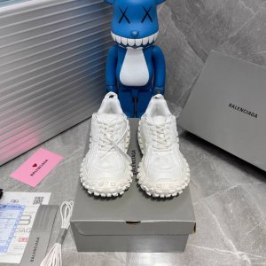 出厂 男女鞋原楦原纸版开发版型 原版一致配件防尘袋及附送鞋带 1:1比例克重 全掌pu乳胶鞋垫及外观轻度磨损做旧效果 全新开发4层组合夸张轮胎花纹鞋底底部 狂野