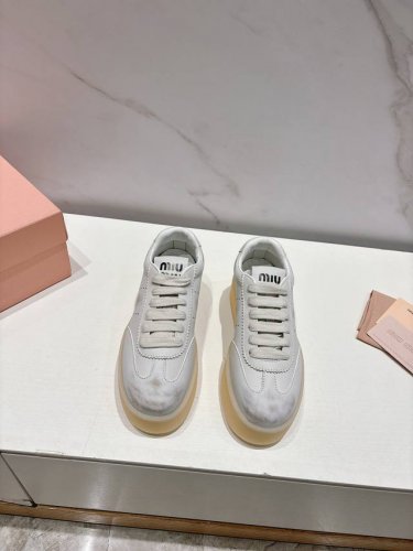 Miumiu 缪缪新款美式复古风~颜值担当火爆厚底小白鞋 不得不入的一款～做旧时尚，简约高级 随意搭配上脚非常舒适，年度必入款！ 秋冬最新走秀款运动小白鞋国内外
