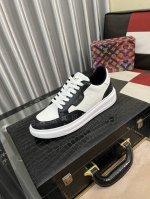出厂价： LV 路易威登。最新潮鞋休闲鞋实体店爆款。新品春夏季舒适进口定制原版牛皮，独特提花面料元素设计。搭配羊皮内里，Lv原版底，高端包装高品质细节决定品质、