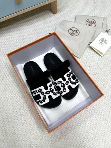 情侣款 二舅拖 豹纹新色 夹趾拖 浮线3D工艺 Hermes 爱马仕春夏凉拖系列！ 经典款型 一直都很火爆的二舅拖鞋- 凉鞋,随意各种搭配都很棒！！！ 鞋面：进