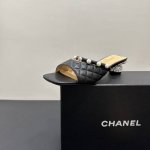 390 chanel香奈儿珍珠装饰凉拖鞋，时尚界经典之作。菱格纹鞋面，承袭品牌优雅精髓，珍珠点缀，精致又浪漫，瞬间提升穿搭格调。镶钻跟粗跟设计，兼具美观与舒适，