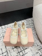 Miu Miu 缪缪 25 早春新品 专柜主打最新走秀款 珍珠扣复古玛丽珍粗跟单鞋火爆上新！ 缪家高货 顶级工艺打造精品质感 无敌舒适 绝对是一见钟情款！时尚百