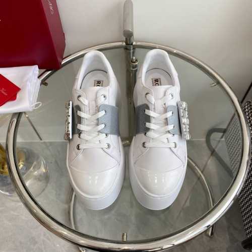 光扣 钻扣 Rv新款viv' Skate皮革方扣厚底运动鞋 顶级品质 材质与工艺： 原版纳帕小牛皮 漆皮点缀细节 鞋面闪钻饰扣 金属饰扣 皮革内底 防滑耐磨橡胶