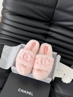 Chanel 24B新款毛毛拖鞋！ 这款毛拖真的是真太可爱了～ 柔软蓬松的毛毛，舒服暖脚 增高显腿长 秋冬搭配袜子休闲又慵懒 上脚真的好看又时髦 进口羊毛，手感