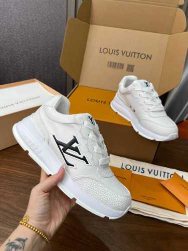 p400Lv 路易威登 L家驴牌 厚底 休闲 情侣运动鞋 以光滑牛皮革塑造考究设计，可轻松融入各式造型。瞩目 Lv 字母标注鞋侧，轻盈橡胶外底点缀 Vuitto