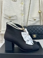 单鞋 短靴 Chane*｜小香24P新品大蝴 蝶结珍珠双c靴子单鞋系列 超仙的大蝴蝶结凉拖鞋 大蝴蝶结也是当下流行趋势 非常足的松弛感 上脚非常简洁优雅。 面料