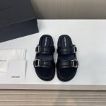 出厂价 小众品牌dymonlatry 春夏懒人拖鞋 春夏怎么可以少的了博肯拖鞋，无论是日常穿着还是出游，它的适配度都很高，简约的造型不挑搭配，主要是脚感无敌，真