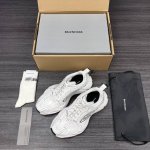 590 纯原版本Balenciaga 巴黎世家十六代徒步运动鞋。 延续潮流跑鞋做旧老爹鞋，鞋身由聚酯纤维、尼龙、 Tpu 和聚氨酯制成，不管是从外观还是舒适轻盈