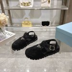 被追问无数次的Prada春夏凉鞋 不会吧 还有时髦精没拥有这双Prada 2025最新春夏女款凉鞋？ 鞋面选用全真皮材质，质感直接拉满 光脚穿也很舒服~一字扣带