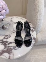 出厂价 Christian Loubouti* 新款红底高跟凉鞋 花朵鞋跟设计非常有特点 流畅的曲线勾勒曼妙风情 尽显性感风姿 万年经典款 鞋面牛皮 真丝 内里