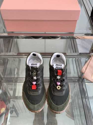 MiuMiu 缪缪 25ss春夏新款 饼干鞋 阿甘鞋 运动鞋miu最新爆款 前卫大胆的设计！风格融于此款厚底帆布运动鞋的简约线条，别致徽标饰于鞋舌与背面，点缀复