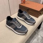 新款: 厂价: Boss* 最新爆款休闲鞋，顶端品牌奢侈～代购，顶级～质量。鞋面選用进口透气牛皮搭配材质透气羊皮垫脚 精细做工。原版个性时尚柔软橡膠耐磨防滑大底