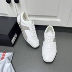 新款来了 Prad*25ss春夏款Wind系列休闲运动男鞋到货这款六孔系带，主打一个舒适清爽，臻选意大利头层丝瓜小牛皮两色混搭，简单大方、时尚气质，整双鞋子线条