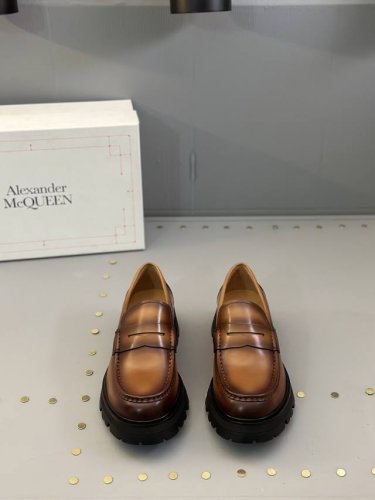 新品 MQ 麦昆 2025新款男士德比皮鞋，购入原版精准复刻，1:1打造顶级精品，鞋面开边珠打造，带有纹理的雕花厚底格外亮眼，由微粒橡胶制成，结实耐磨。鞋舌立体