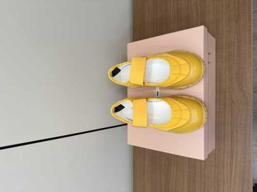 Miu Miu 25ss 春夏新款走秀 玛丽珍 德训 休闲鞋 秀场工艺来自Miu Miu系列的细节特写 新季的潮流要素与此刻挚爱的概念，多元对撞，传达现代风格~