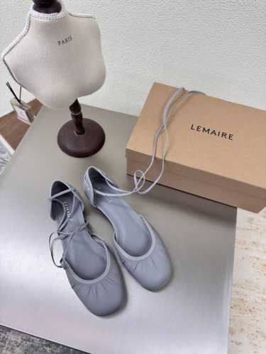 罗马绑带平底 小羊皮 Lemaire 来自法国巴黎 设计师品牌 女鞋 雾蓝色 真皮包跟 档次满满 防滑大底设计 将肌肤分割成块面，有着若隐若现的魅力。 弹力 元