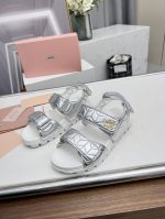 高品质出厂 Miumiu 缪缪 2024春夏新款拖鞋凉鞋巴黎时装周最新走秀款，舒适度与时髦度并存的开挂全新系列，圆头设计搭配不同风格需求 鞋面：原版定制羊皮 内