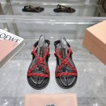 p250，35-41.Miumiu*缪缪/24夏季新品，全球最火夹趾凉鞋， 出现在各大时装杂志封面·各路明星、小红书博主着用～搭配长裙 鞋面：牛皮 内里：羊皮内