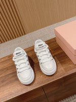 批发直销p 女鞋工厂 MIU*MIU 缪缪新款美式复古风~ 颜值担当火爆款脏脏鞋 不得不入的一款～做旧时尚，简约高级 随意搭配上脚非常舒适，年度必入款！ 早春最