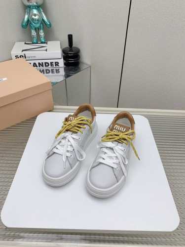 出厂 高版本 Miumiu 缪缪 24Ss 新款秋冬季 休闲鞋，美到心坎上啦！ 柔软的真皮材质，触感细腻，亲肤舒适。 独特的设计，时尚又百搭，无论是搭配牛仔裤还