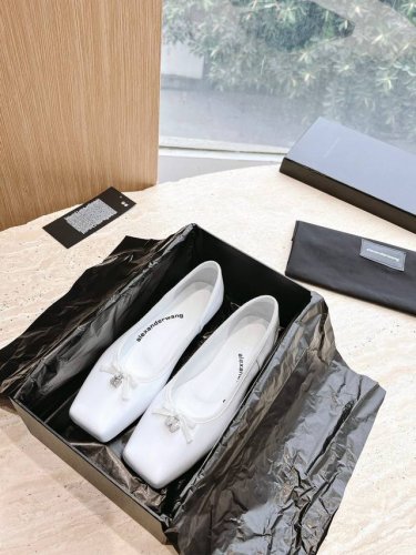 G013Alexanderwang亚历山大王代购级别2024春夏新品水洗牛仔布方头芭蕾平底鞋方头芭蕾舞鞋就是芭蕾舞鞋最真切的样子，优雅大方，不失个性！ 面料：小