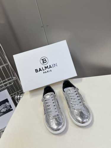 巴尔曼balmain复古情侣款德训鞋；阿甘鞋；运动鞋 这款系带休闲运动鞋妥妥的美式复古风格～ 上脚超级好看舒适经典百搭的绝绝子单品！ 高丝光面料 牛皮面料 羊皮