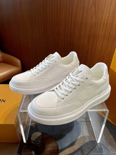 L驴家 Ss24 男士运动鞋 Size；39~44 38.45.46可定制 日版楦头 ，尺码偏小。 本款 Beverly Hills 运动鞋以 Monogram