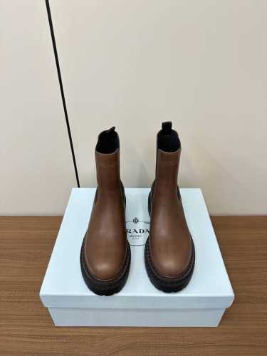 Prada 秋冬新款厚底切尔西短靴 顶级版本 24Ss Prada这款松糕厚底鞋今年非常爆，穿上增高、休闲两不失误，清爽的表现足以表达对每个细节的把控 面料：擦